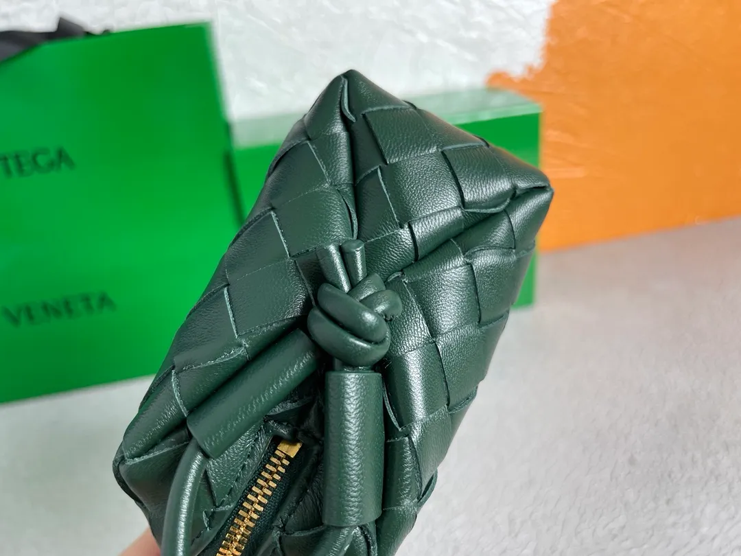 Batch 1160 BOTTEGA VENETA/Bottega 2021 new women's POUCH crossbody bag clutch, lntfecciato woven leather crossbody mini handbag, single internal open pocket, zipper closure, computer embroidered leather shoulder strap can be adjusted in length, model: 9896 Color: Raintree Green Origin: Italy Size: 17*12*8